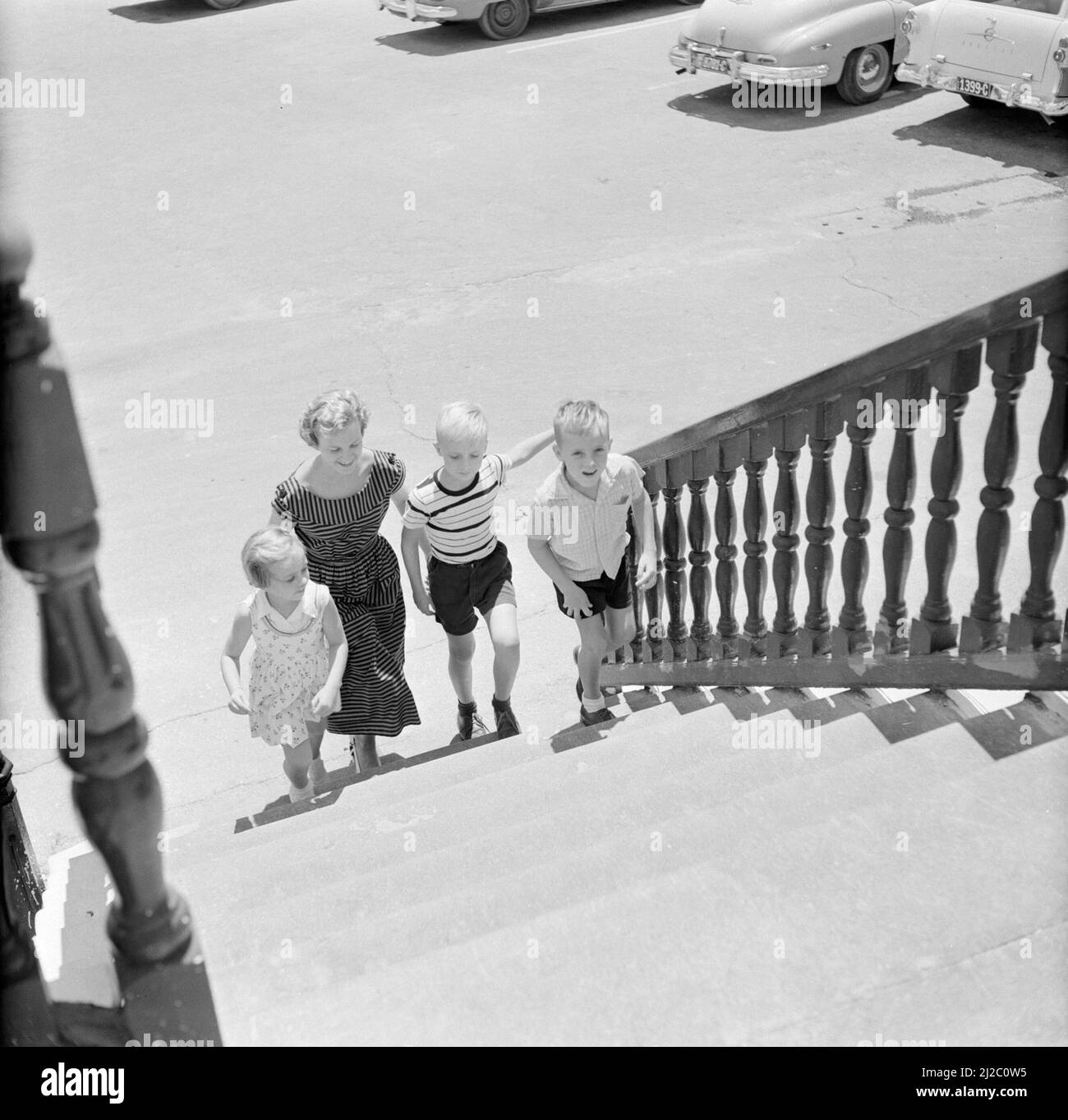 Los hijos del Gobernador Struycken, de izquierda a derecha. Pia, Thomas y Huib, en su camino a la recepción real en el palacio del gobernador en Fort Amsterdam ca. Noviembre 1955 Foto de stock