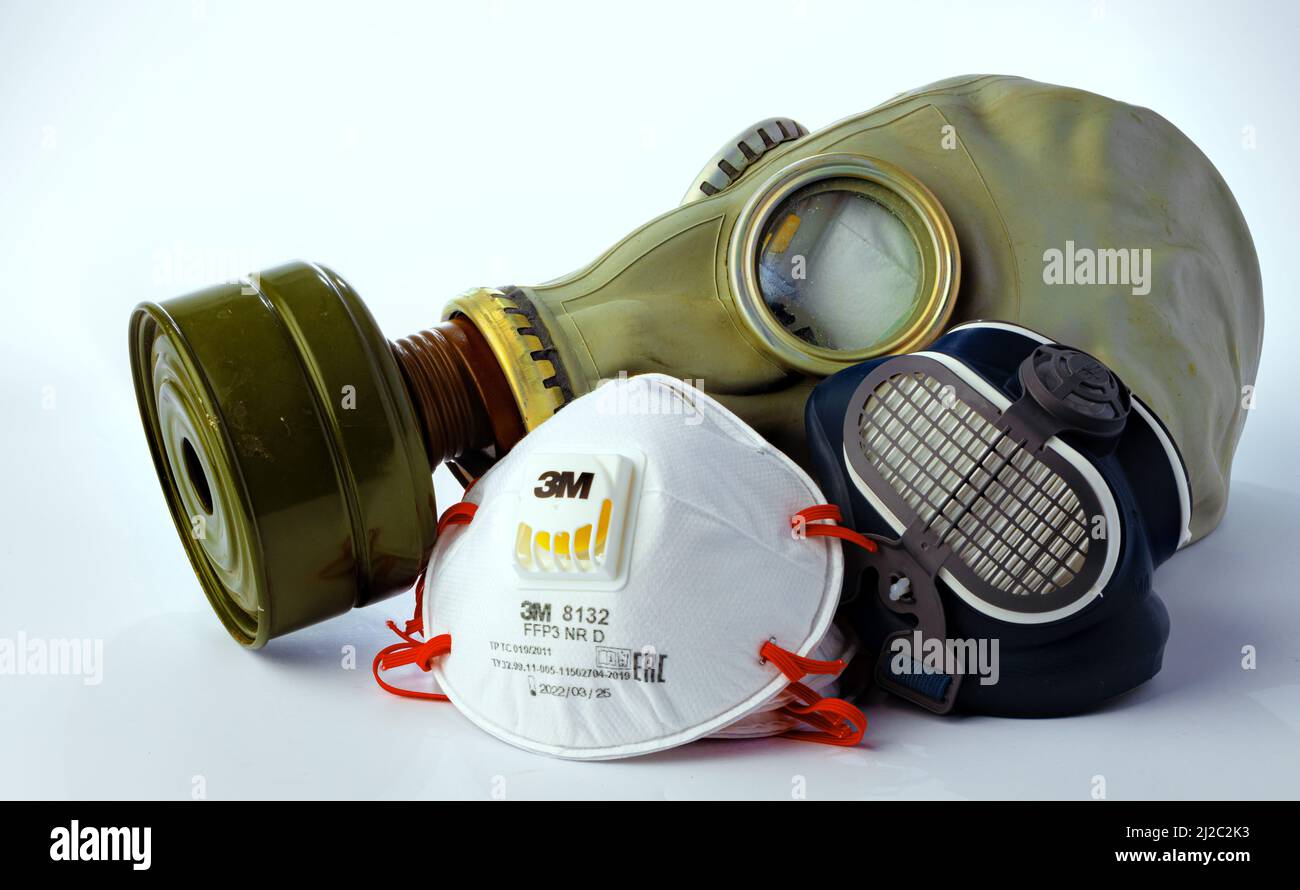 KRASNODAR, RUSIA - 03 DE JUNIO de 2020 : Máscara de gas protectora con 3M  8132 FFP3 mascarilla de respiración y máscara de media mascarilla GVS  Elipse P3 sobre fondo blanco Fotografía de stock - Alamy