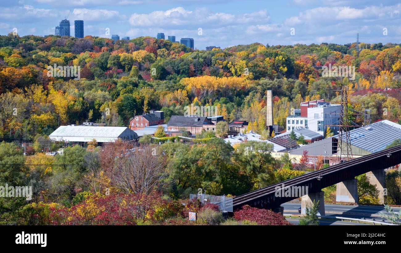 Vista aérea de Evergreen Brick Works y del centro de Toronto desde Don Valley Parkway Foto de stock