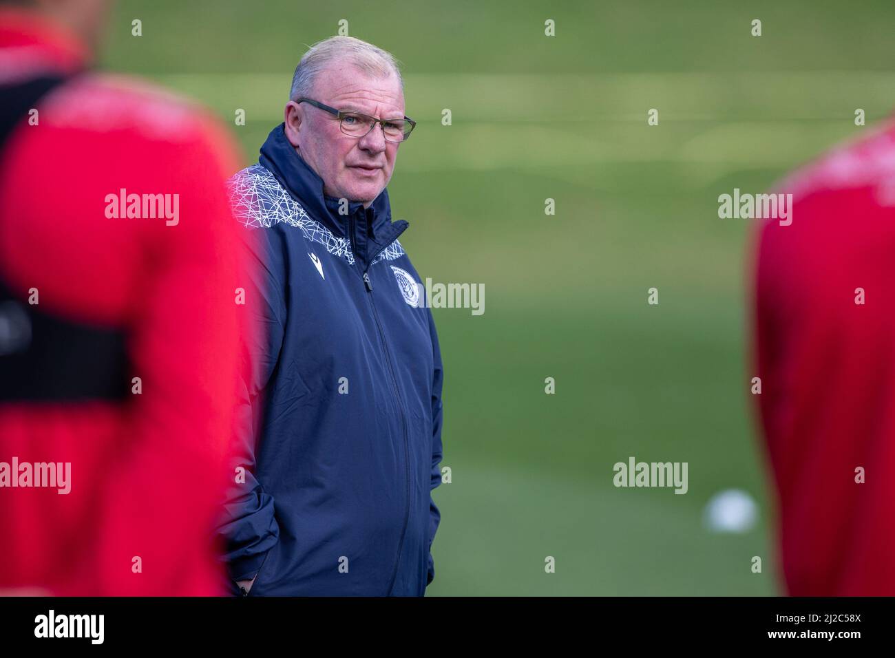 Steve Evans, director de fútbol, durante la sesión de entrenamiento en el Stevenage Football Club Foto de stock
