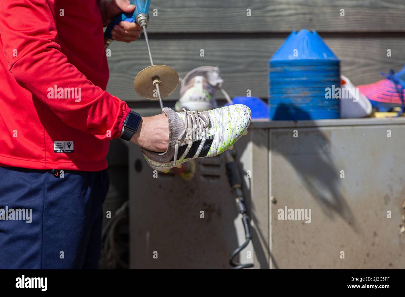 se limpian botas de fútbol/fútbol al aire y se limpian botas de fútbol. Foto de stock