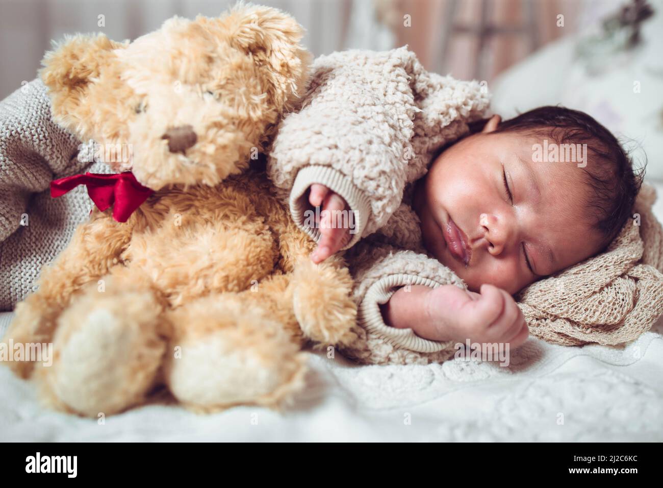 Bebé Recién Nacido Que Duerme Con El Oso De Peluche Foto de archivo -  Imagen de newborn, gente: 77952934