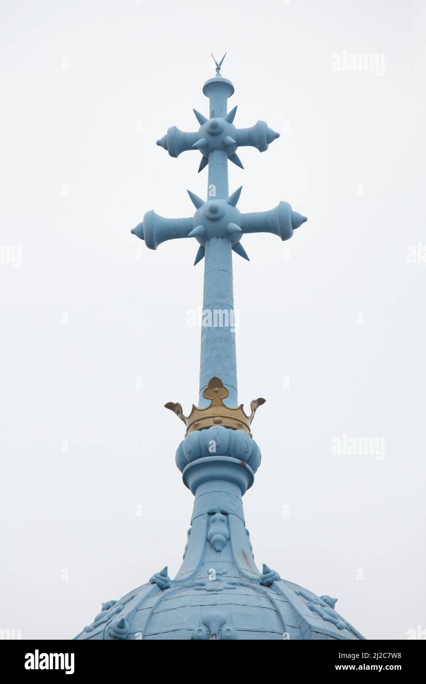 Cruz de la Iglesia de Santa Isabel (Kostol svätej Alžbety) comúnmente conocida como la Iglesia Azul (Modrý kostolík) en Bratislava, Eslovaquia. La iglesia diseñada por el arquitecto húngaro Ödön Lechner fue construida entre 1909 y 1913 en estilo secesionista húngaro. Foto de stock