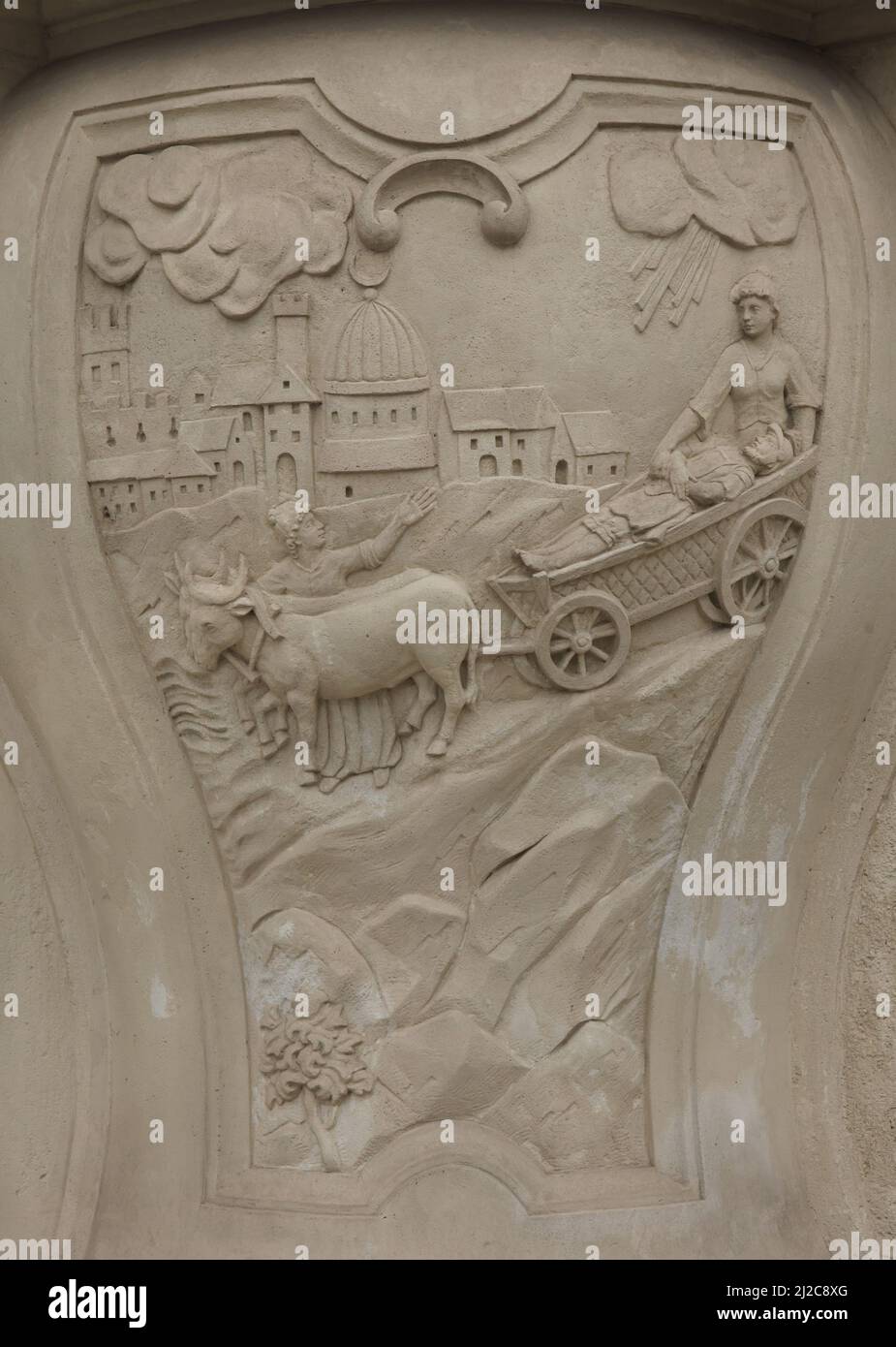 Transporte del cuerpo de San Florián representado en la columna de San Florián (Stĺp svätého Floriána) en la plaza Floriánske (Floriánske námestie) en Bratislava, Eslovaquia. La columna diseñada por Krištof Rentfort fue construida en 1732 como monumento conmemorativo del gran incendio de Bratislava. Foto de stock