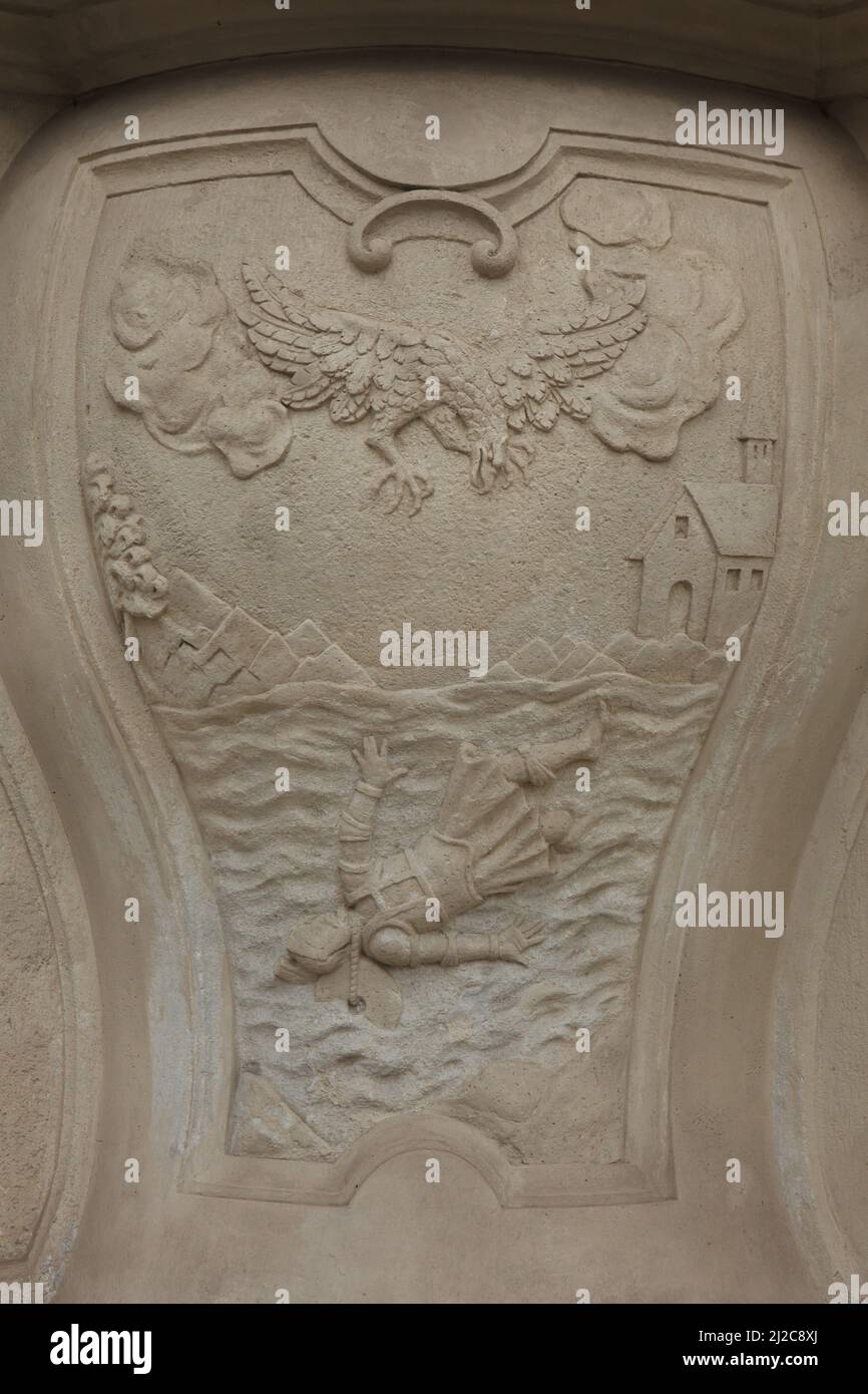 Cuerpo de San Florián con una piedra de molino atada alrededor de su cuello flotando después de la ejecución en el río Enns representado en la columna de San Florián (Stĺp svätého Floriána) en la plaza Floriánske (Floriánske námestie) en Bratislava, Eslovaquia. La columna diseñada por Krištof Rentfort fue construida en 1732 como monumento conmemorativo del gran incendio de Bratislava. Foto de stock