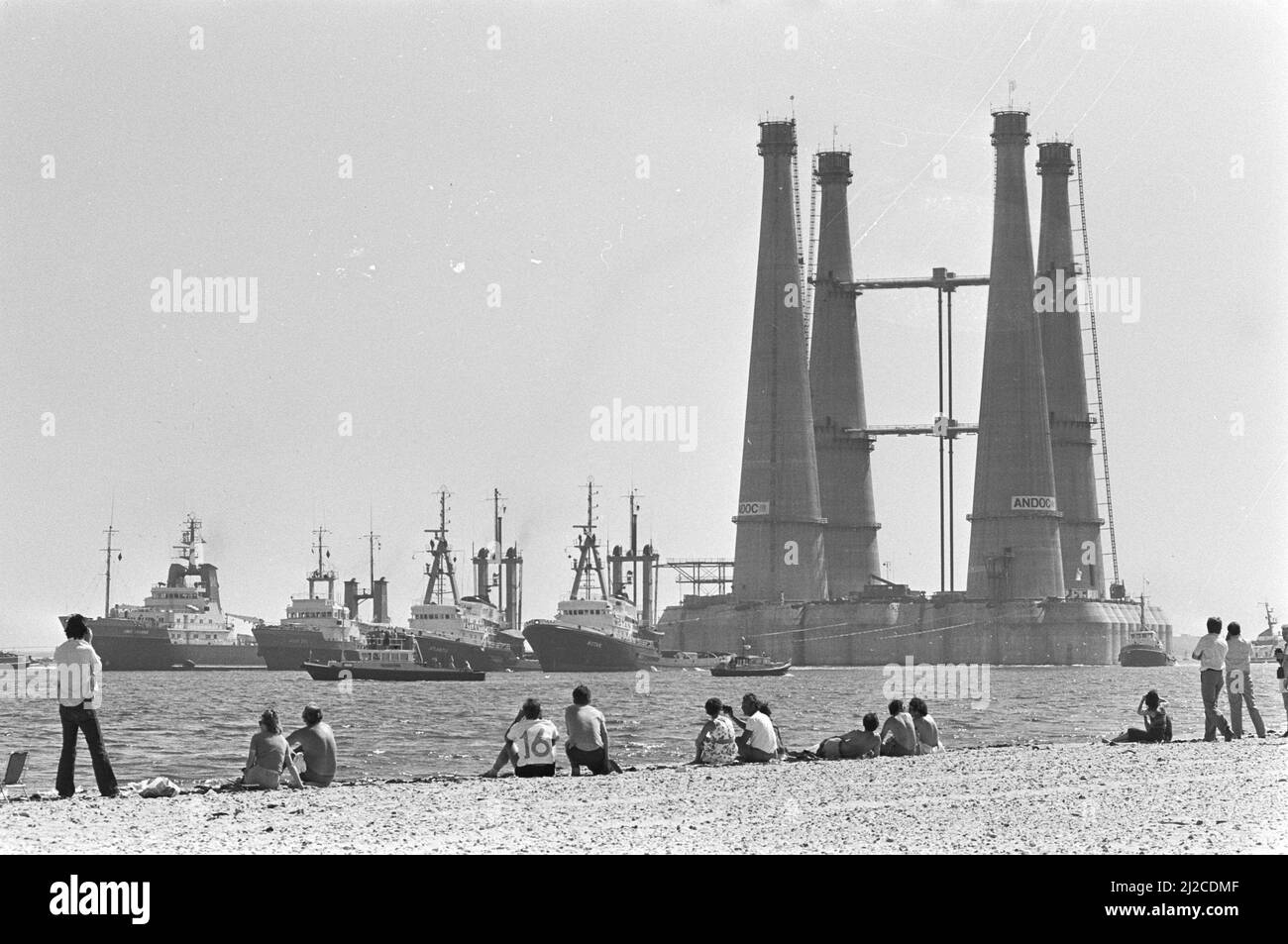 Enorme plataforma de perforación remolcada de Rotterdam a Noruega, el coloso en ruta aprox. 7 de julio de 1976 Foto de stock