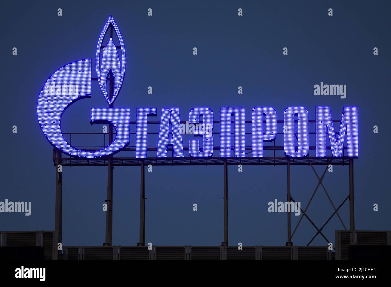 El logotipo de la compañía Gazprom se ve en la fachada de un centro de negocios en San Petersburgo, Rusia, 31 de marzo de 2022. FOTÓGRAFO REUTERS/REUTERS Foto de stock