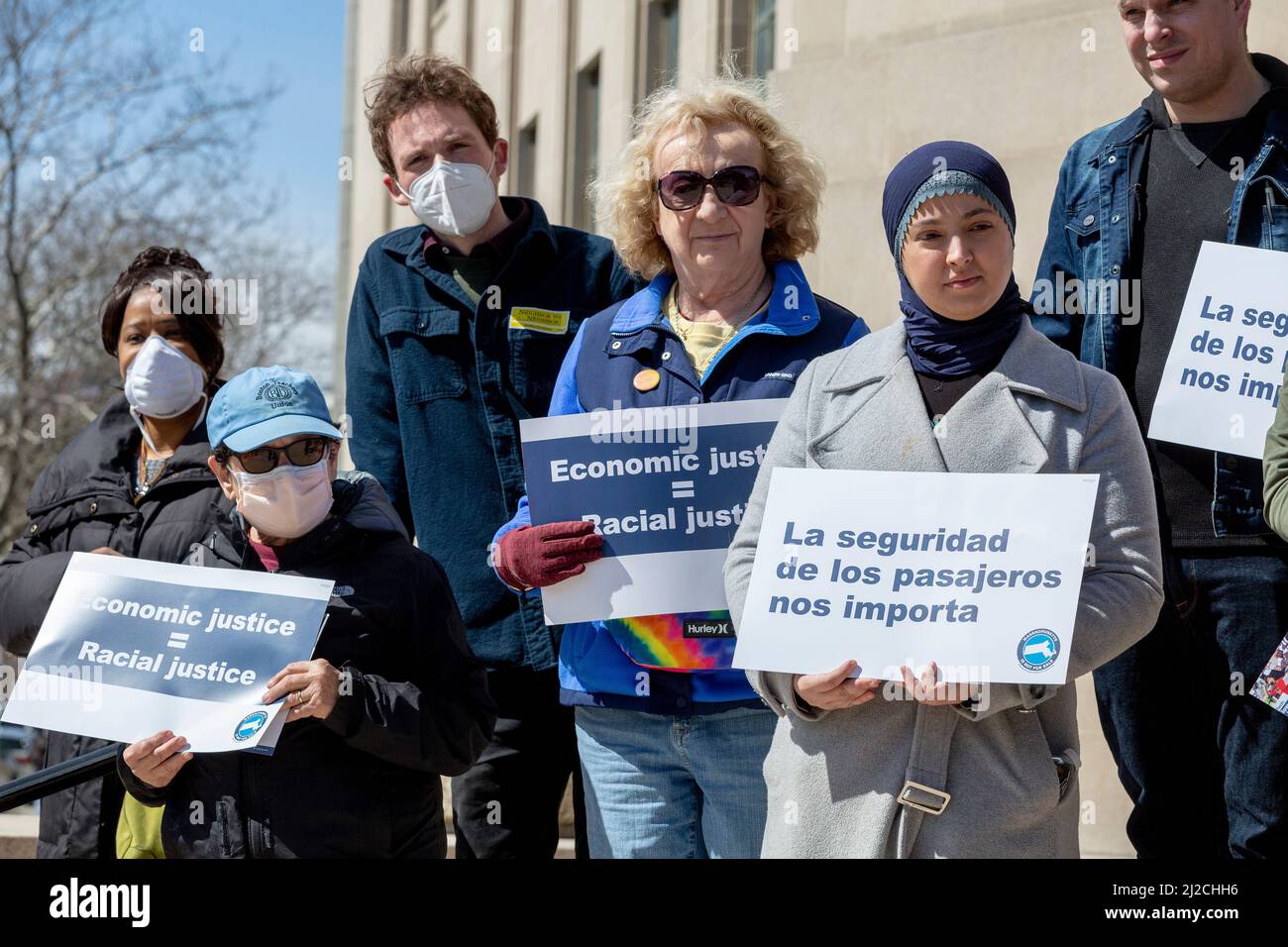 30 de marzo de 2022. Lynn, MA. Conductores, jinetes, miembros del sindicato y líderes comunitarios se reunieron en los escalones del Ayuntamiento de Lynn para protestar contra los bajos salarios y una pelota Foto de stock