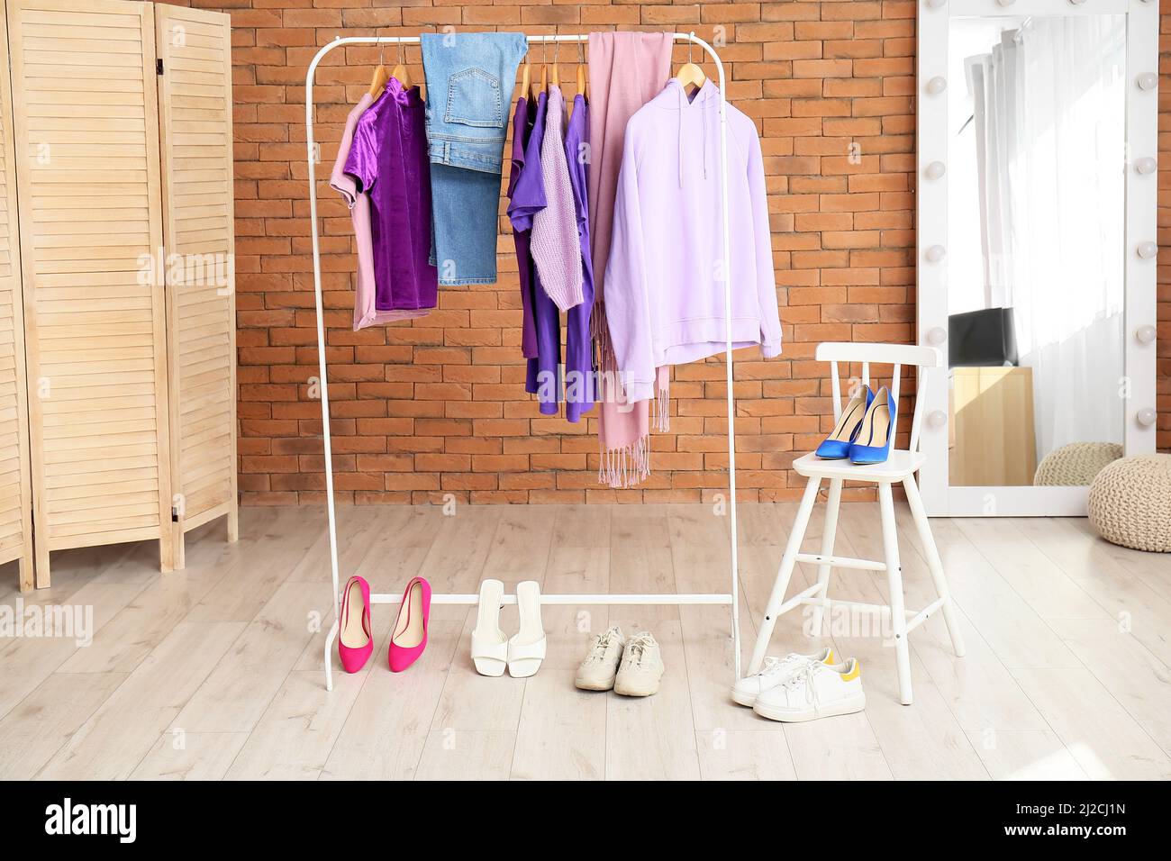 Tendedero con ropa y zapatos elegantes en un moderno vestidor Fotografía de  stock - Alamy