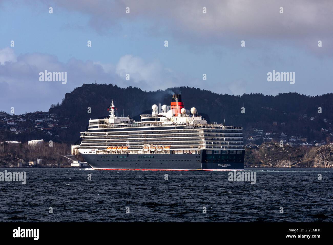 Crucero Queen Elizabeth en Byfjorden, partiendo del puerto de Bergen, Noruega. Foto de stock