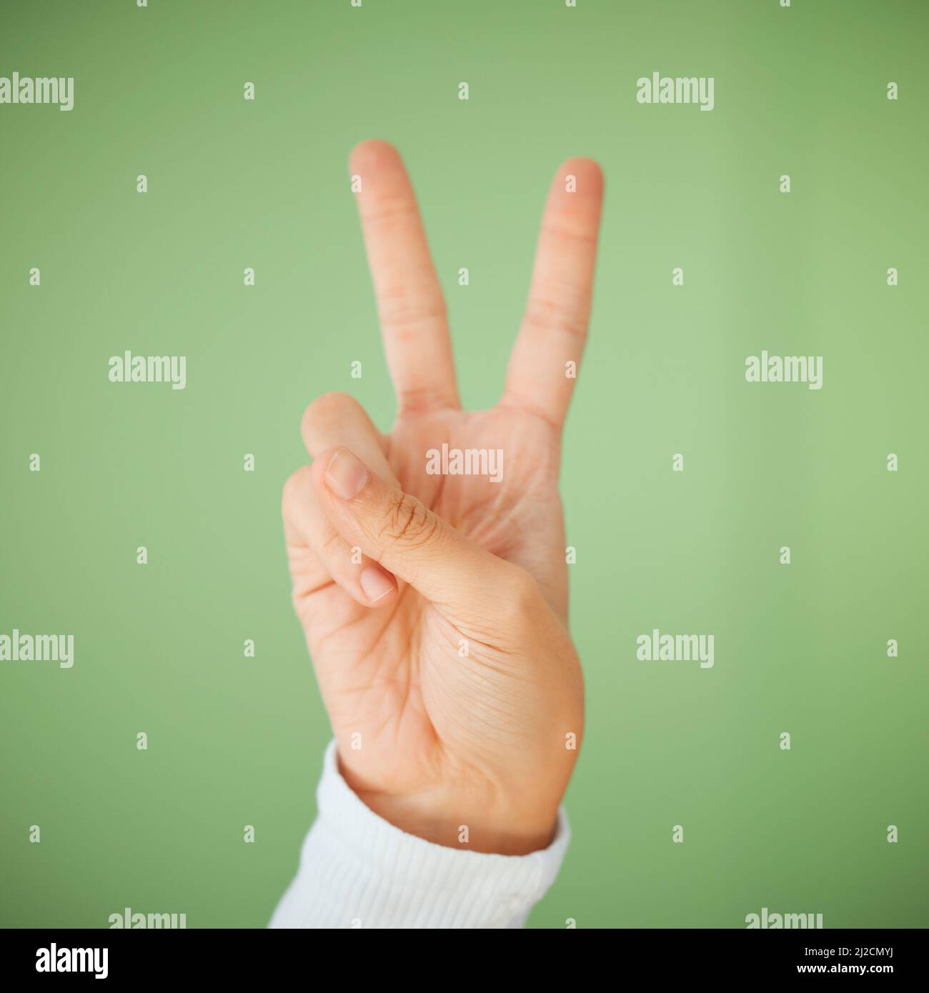 Peace sign hand woman fotografías imágenes de alta resolución - Alamy