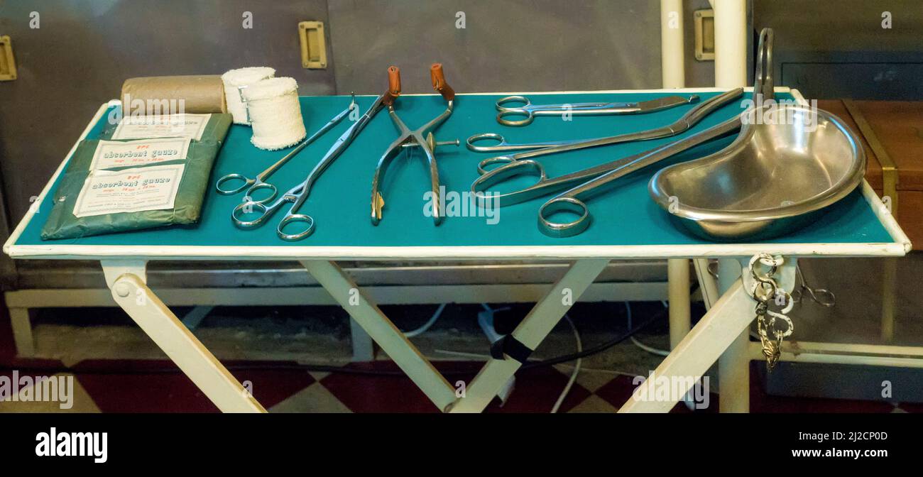 Instrumentos quirúrgicos en el buque de guerra británico HMS Belfast Foto de stock