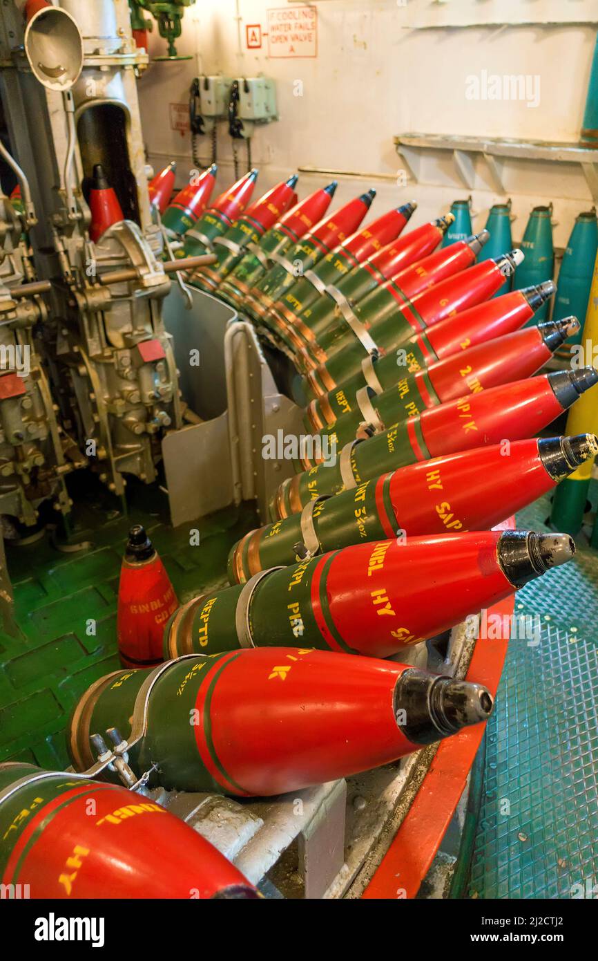 Proyectiles explosivos en el buque de guerra británico HMS Belfast Foto de stock