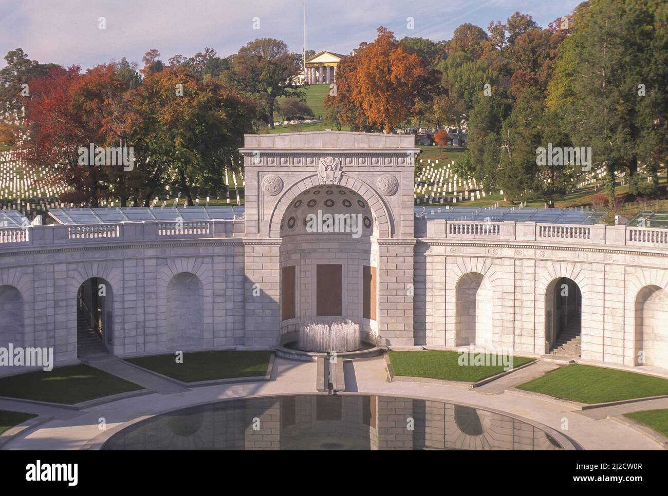 ARLINGTON, VIRGINIA, EE.UU. - El Monumento a las Mujeres en el Servicio Militar para América, también conocido como Monumento a las Mujeres Militares, en el Cementerio Nacional de Arlington. Foto de stock