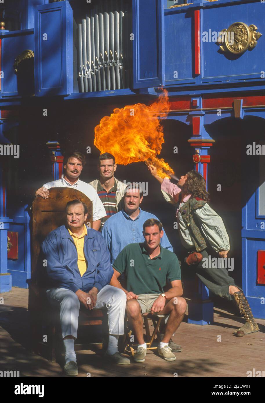 CROWNSVILLE, MARYLAND, EE.UU. - Los dueños del Festival del Renacimiento de Maryland familia Smith, y el actor de respiración de fuego, octubre de 1993. Foto de stock