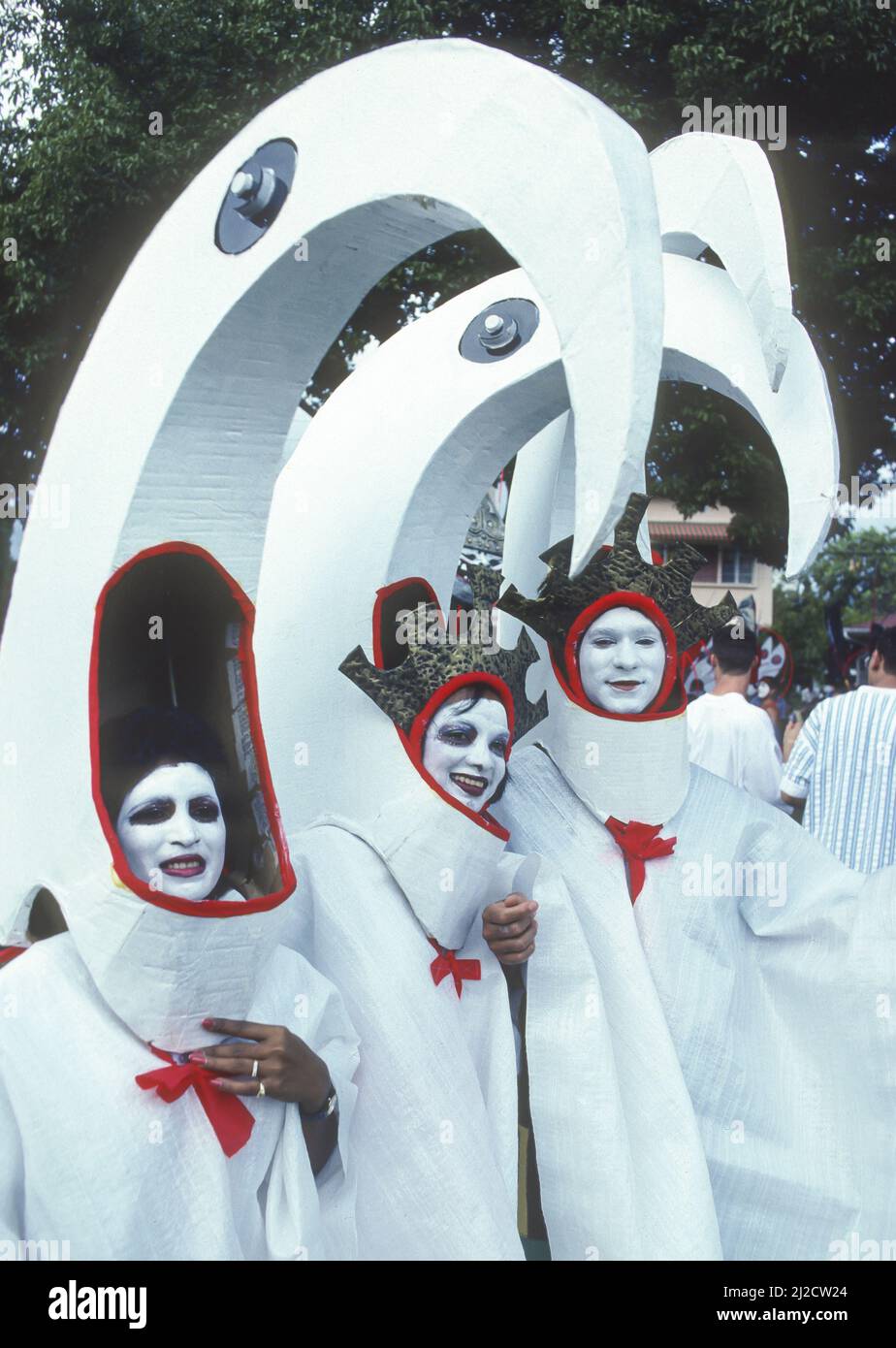 PUERTO DE ESPAÑA, TRINIDAD - Bailarinas de carnaval en traje. Foto de stock