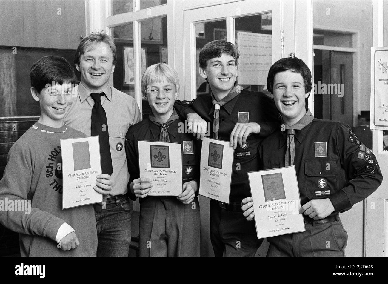 Cinco miembros del grupo de scouts de Thurstonland han sido presentados con certificados y insignias por aprobar el Desafío del Jefe Scout haciendo senderismo por el Distrito de los Picos de Derbyshire. Nicholas Thurston, Robert Parkin, Jonathan McEnhill, Timothy Matthews y David Scott, de catorce años, A los 15 años de edad, el Sr. Roger Williams, comisionado adjunto del condado para scouts en West Yorkshire, les entregó sus premios. En la foto (de la izquierda) se encuentran Nicholas, Robert, Jonathan y Tim con el asistente de scout líder Sr. Paul Morris (segunda izquierda) y sus certificados. Completaron una caminata de más de 30 millas desde Ed Foto de stock