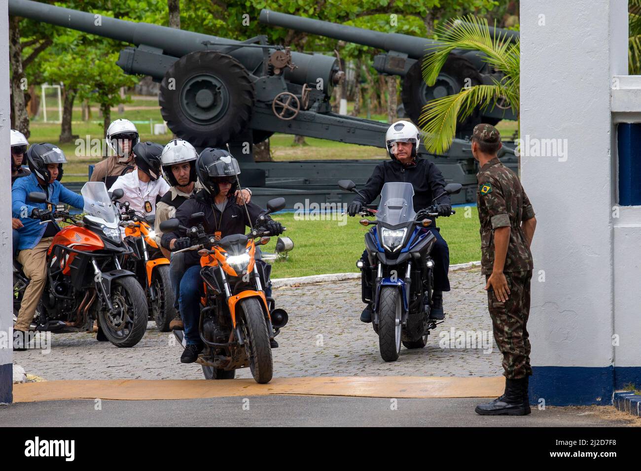 São Francisco do Sul (SC), Brasil, 28.12.2021 – Foto Arquivo – O presidente da República, Jair Bolsonaro (PL), faz passeio de moto durante férias no l Foto de stock