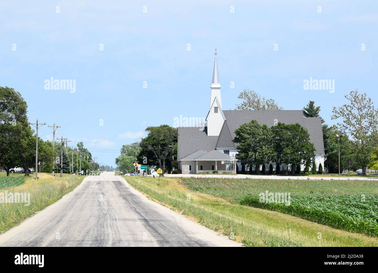 Iglesia Luterana de San Pablo en la comunidad agrícola de Woodworth, Illinois Foto de stock