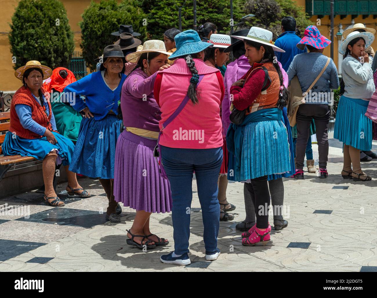 Mujeres indígenas quechuas hablando en la plaza principal de Potosí con ropa tradicional, Bolivia. Foto de stock