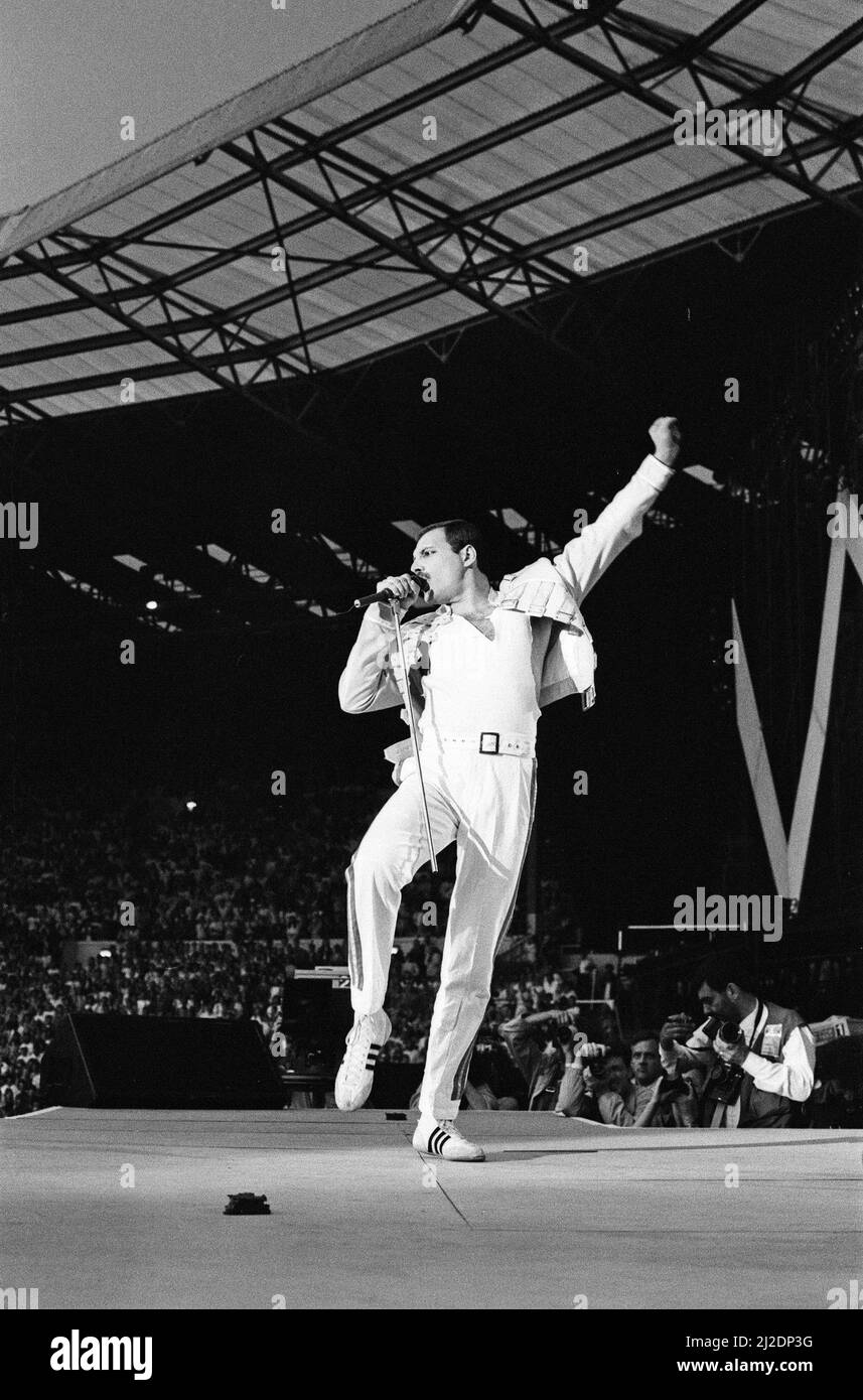 dilema lotería Profesor de escuela El grupo británico de rock Queen actuaba en concierto en el estadio Wembley  en su Magic tour.Lead cantante Freddie Mercury. 11th de julio de 1986  Fotografía de stock - Alamy