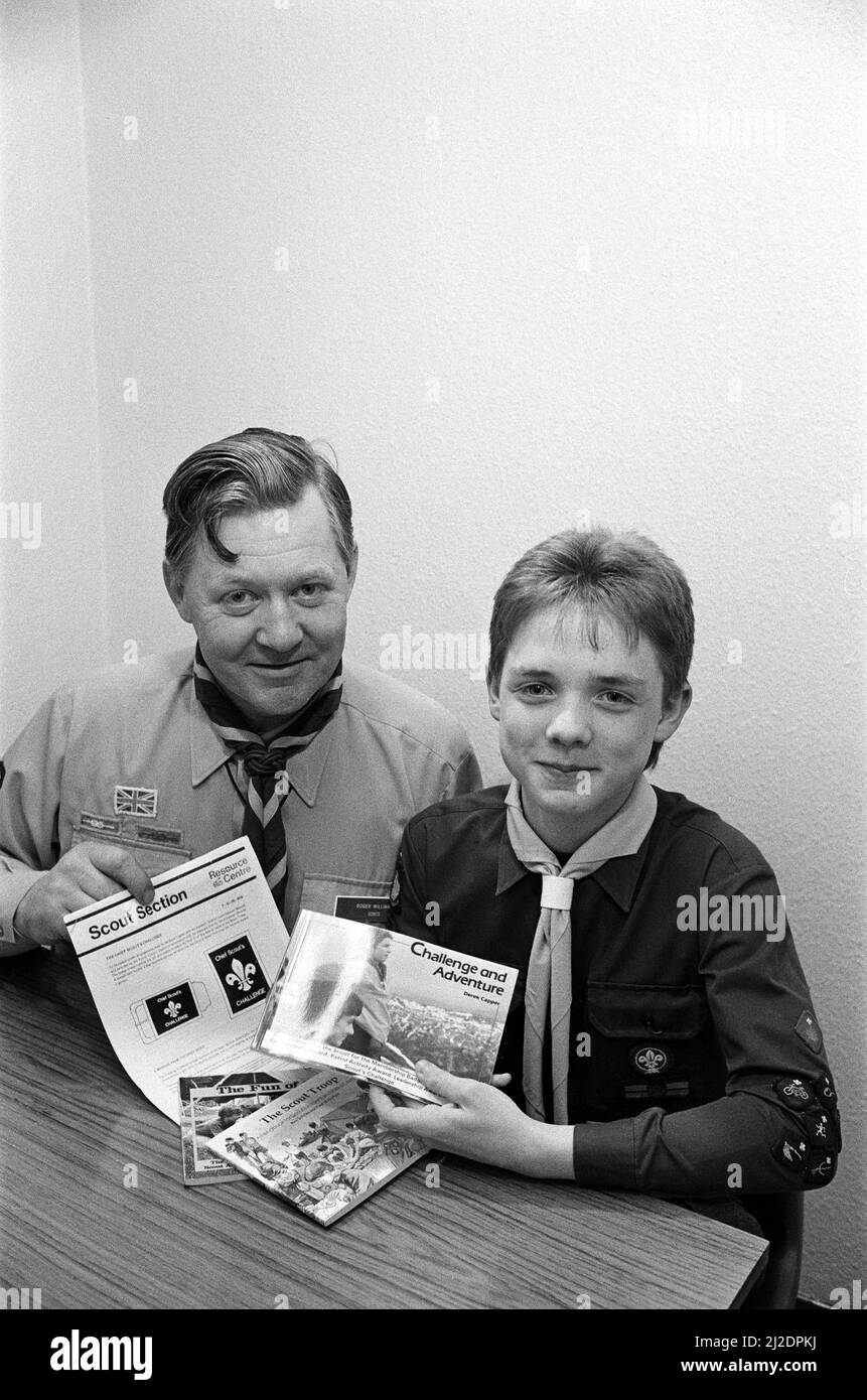 El scout de Longwood Andrew Crosland, representado con el comisionado adjunto del condado, Sr. Roger Williams, está haciendo que los funcionarios nacionales de scouting se sienten y tomen nota. Los alumnos de la Escuela Secundaria Royds Hall, de 13 años, son uno de los dos únicos Scouts de la Junta Consultiva Scout Nacional y él¿ el primero del Norte que se seleccionó para el honor. 8th de marzo de 1986 Foto de stock