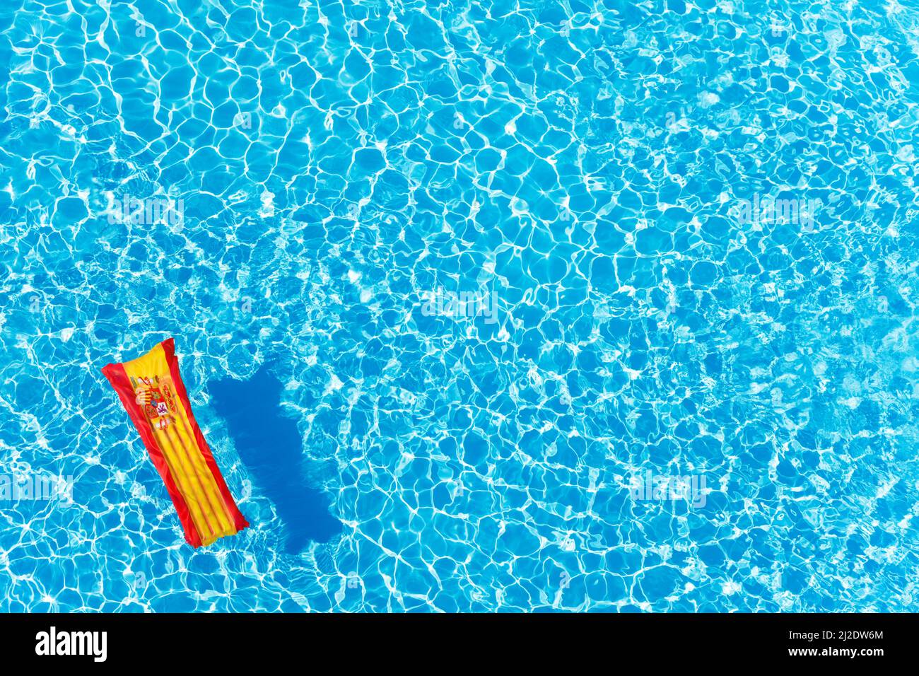 Colchón inflable con bandera de España flotando en la piscina Fotografía de  stock - Alamy