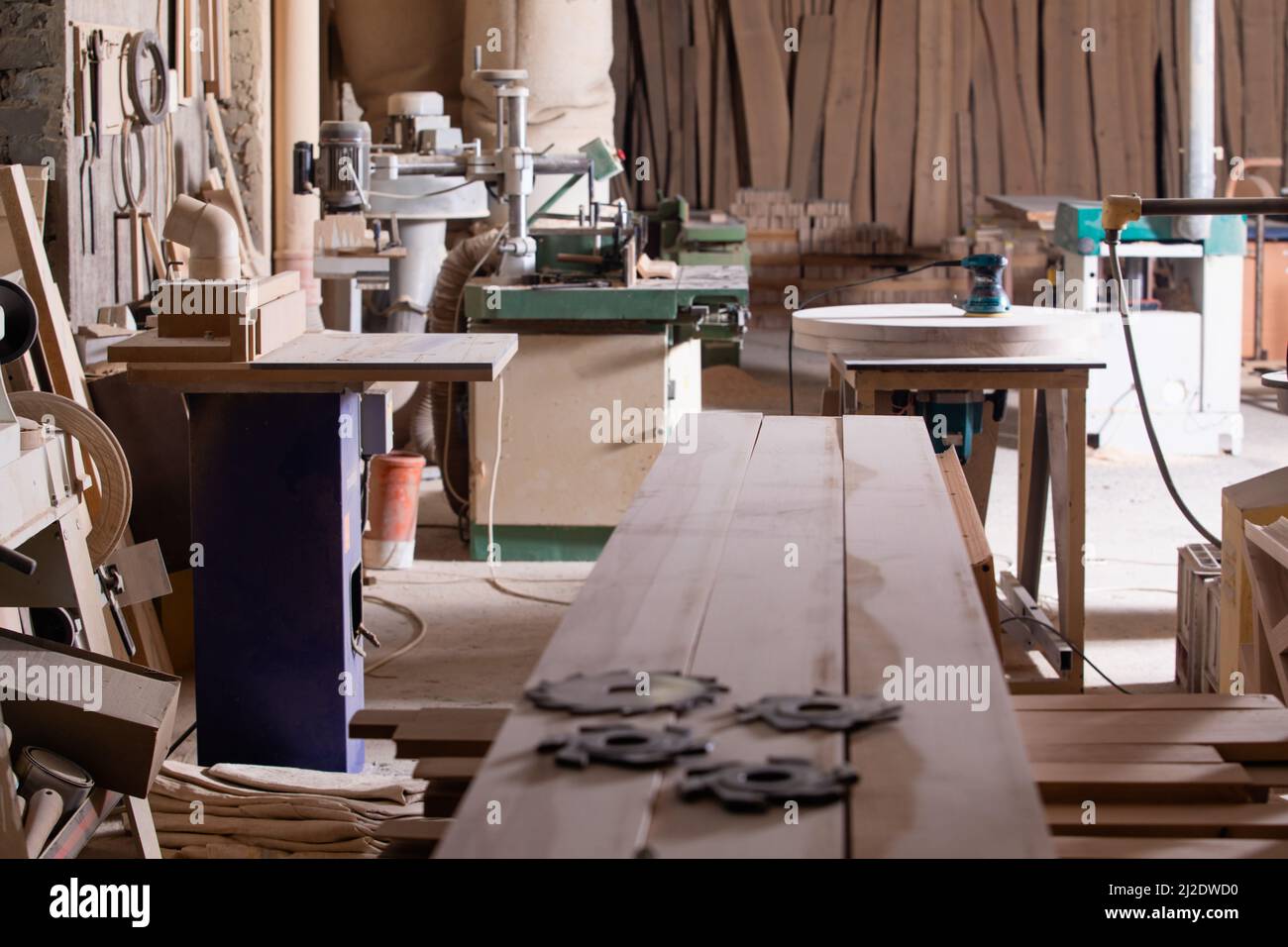 Pagar tributo analogía Sierra Moderna tienda de carpintería para la fabricación de muebles de madera  Fotografía de stock - Alamy