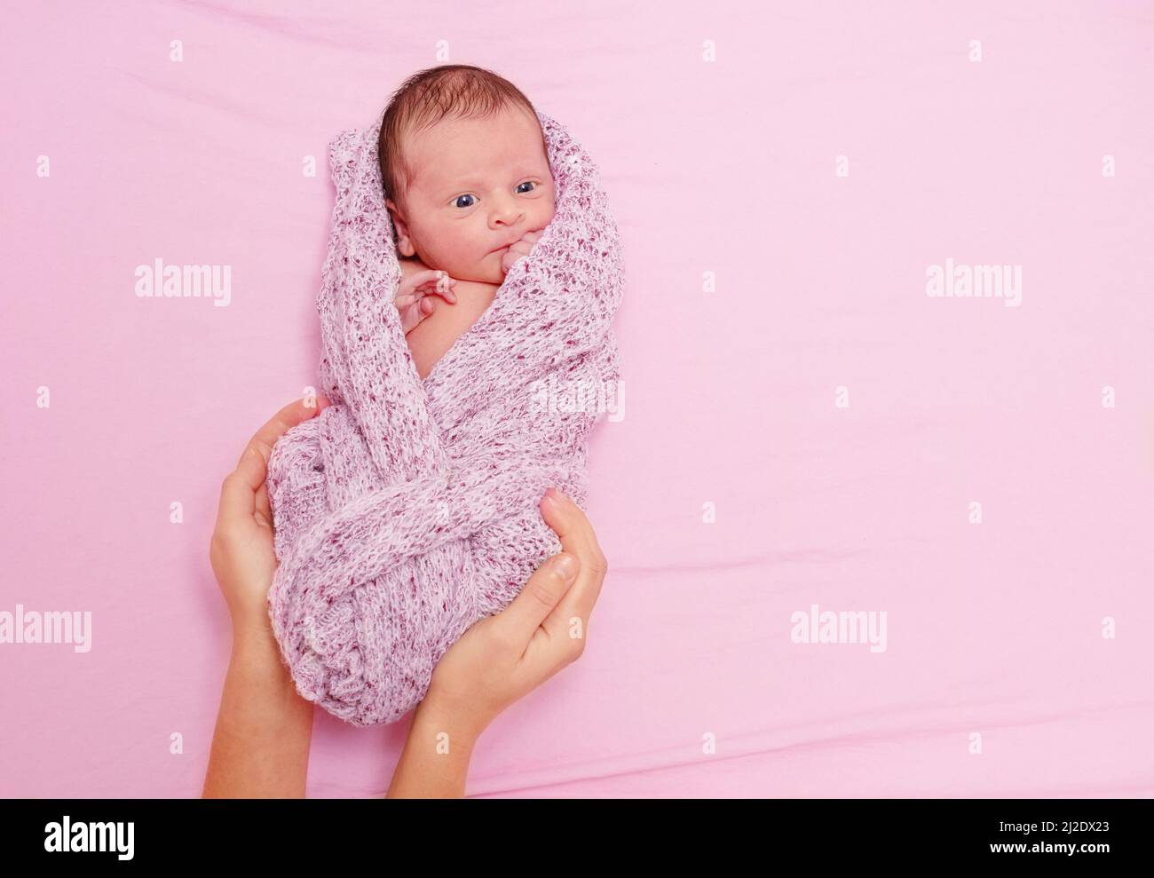 Una Adorable Bebé Recién Nacida En Una Manta Retrato De Un Hermoso Bebé Recién  Nacido Niña Recién Nacida En Cama Bebé Sano Poco D Imagen de archivo -  Imagen de belleza, hija