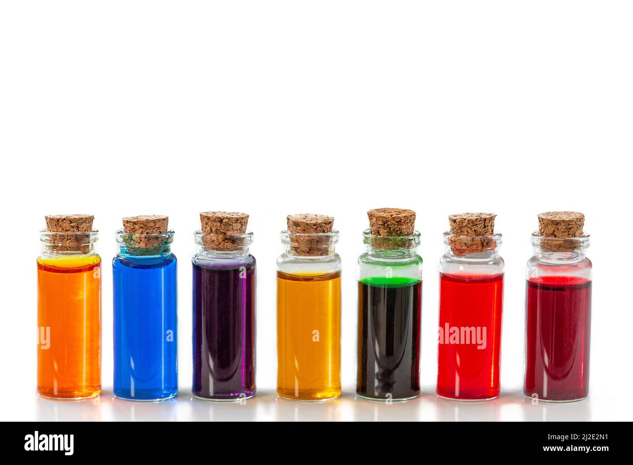 Botellas de colorante alimentario aisladas sobre fondo blanco Foto de stock