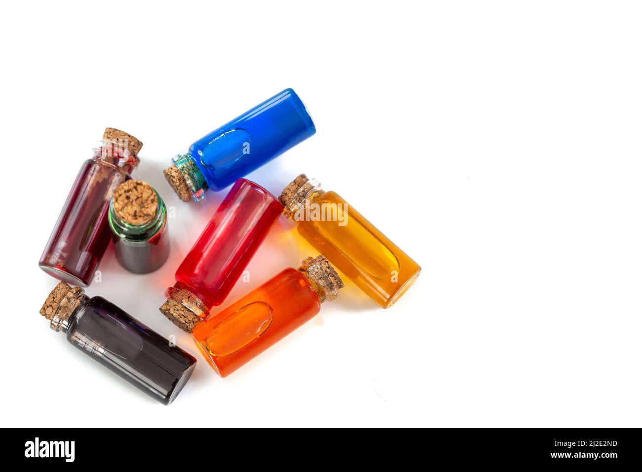 Botellas de colorante alimentario aisladas sobre fondo blanco Foto de stock