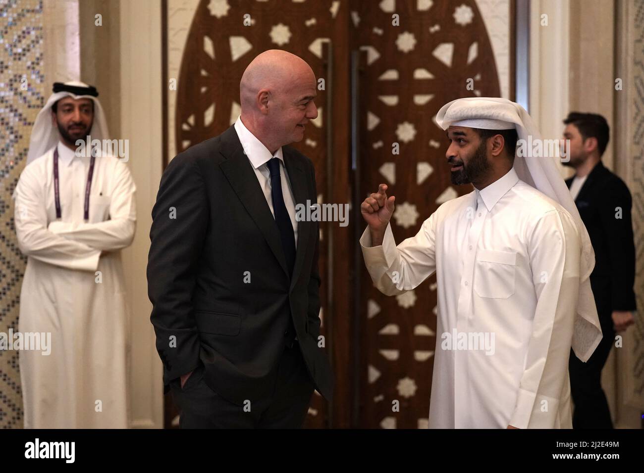 El presidente de la FIFA, Gianni Infantino (izquierda), y Hassan Al Thawadi, participaron en un seminario de equipo en Doha, Qatar. Fecha de la foto: Viernes 1 de abril de 2022. Foto de stock