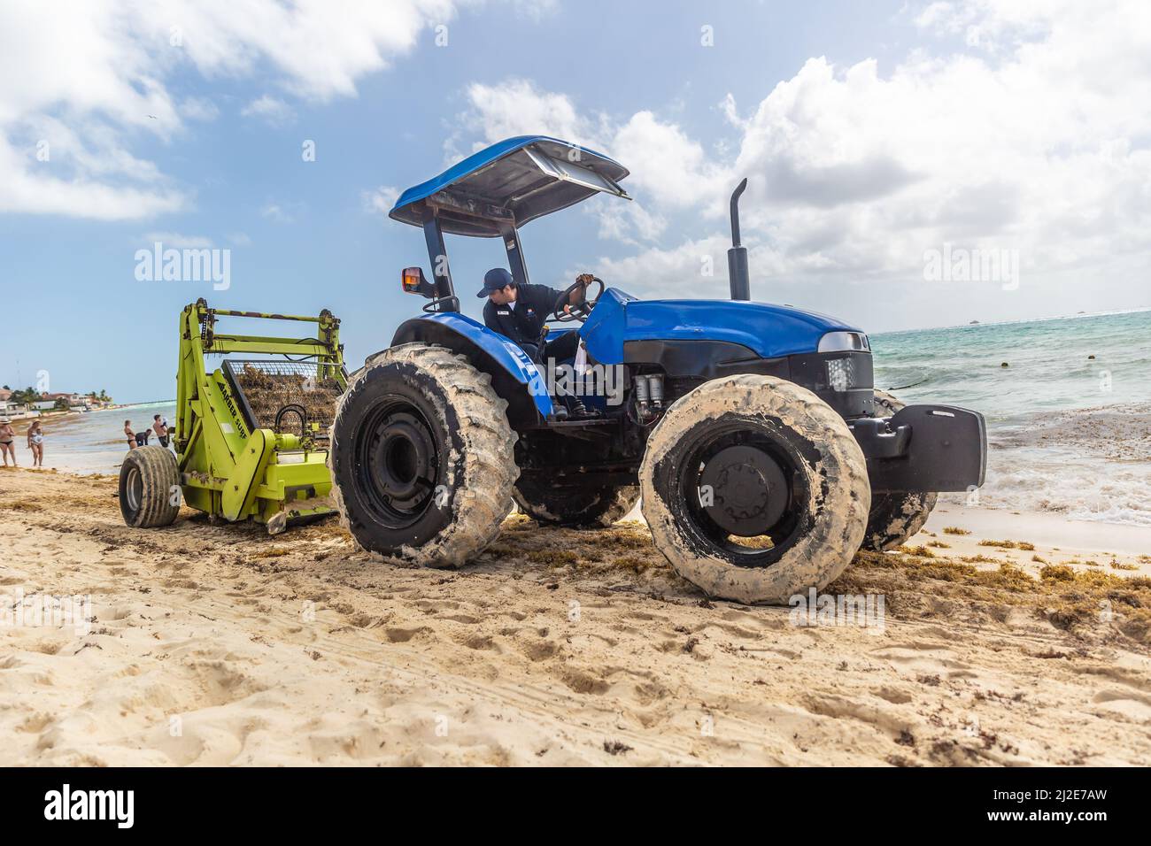 Tractor para limpiar playas fotografías e imágenes de alta resolución -  Alamy