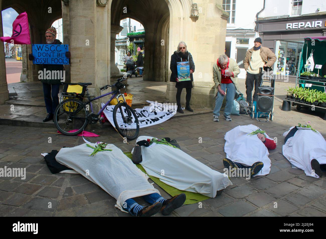 Manifestantes en Chichester, Inglaterra, haciendo campaña contra el fondo de pensiones de la Autoridad Local que invierte en la industria de combustibles fósiles. Petición en línea. Foto de stock