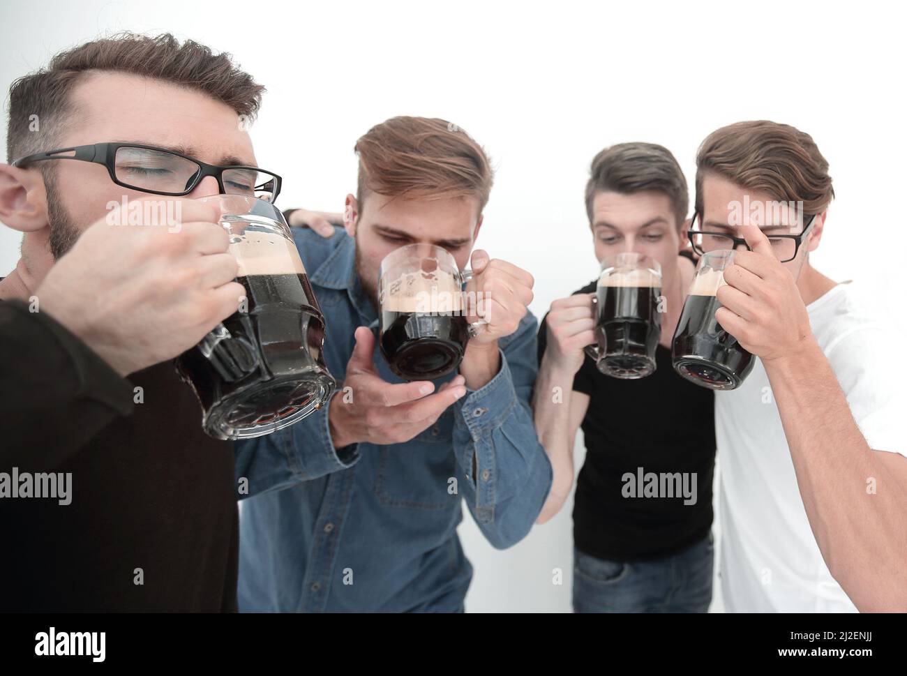 Close up.un grupo de jóvenes exitosos hombres bebiendo cerveza. Foto de stock