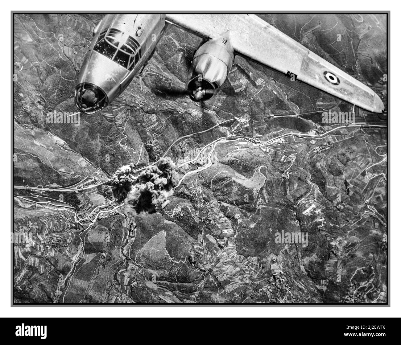 B26 BOMBARDERO ITALIA WW2 aviadores franceses alcanzaron un objetivo de localización. Volando con las Fuerzas Aéreas Aliadas del Mediterráneo bajo el tricolor de Francia, los franceses dividieron un puente ferroviario vital, de 600 pies de largo y 15 pies de ancho, en el viaducto de Piteccio en el centro de Italia. El aimer de la bomba cazó sobre su vista en el B26 nosecone. En el ala del bombardero B-26 fabricado por Estados Unidos se puede ver la rotonda de la Fuerza Aérea Francesa; Estados Unidos. Oficina de Información de Guerra. División de Imágenes en el Extranjero. División de Washington; 1944. Foto de stock