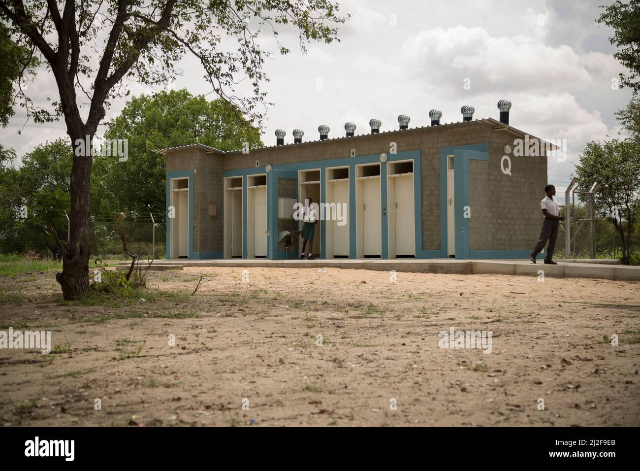 Los estudiantes utilizan los nuevos inodoros de baño - letrinas de pozo al aire libre - en una escuela primaria pública en la región de Oshana, Namibia, África meridional. Foto de stock