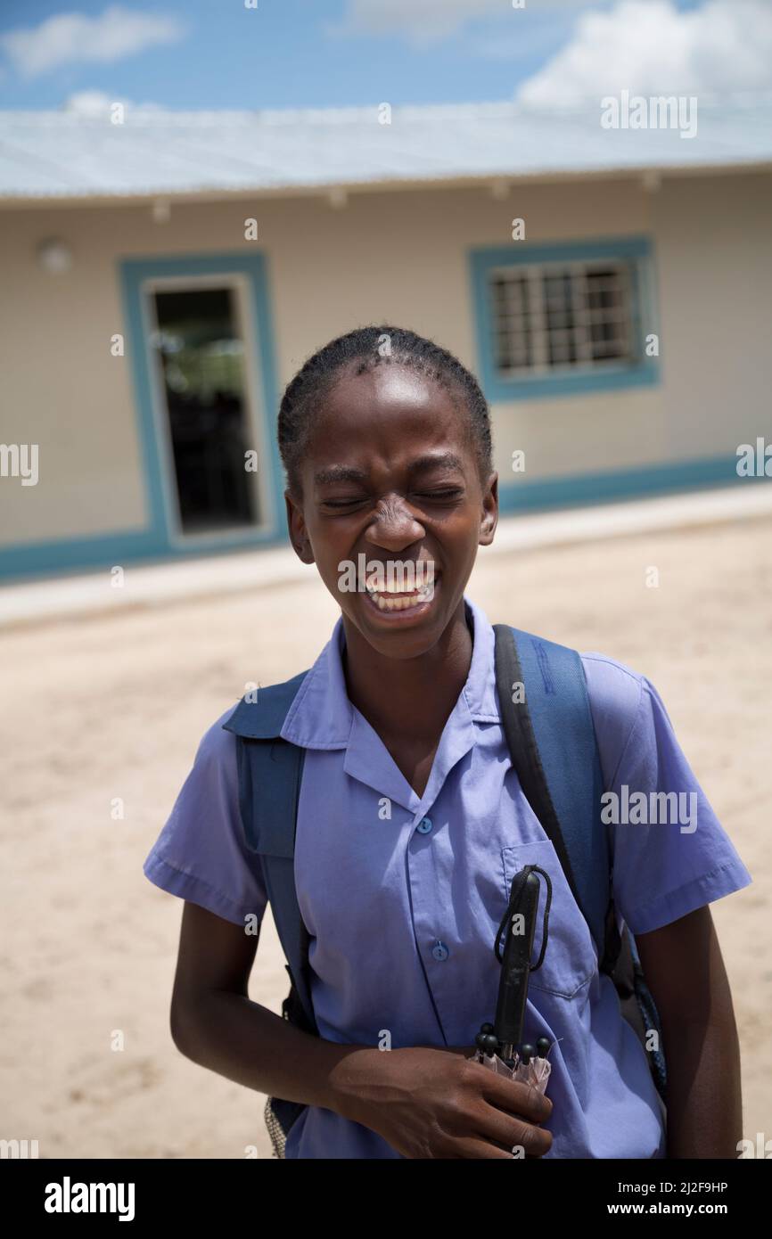 Retrato de una estudiante de primaria en la región de Oshana, Namibia, África meridional. Foto de stock