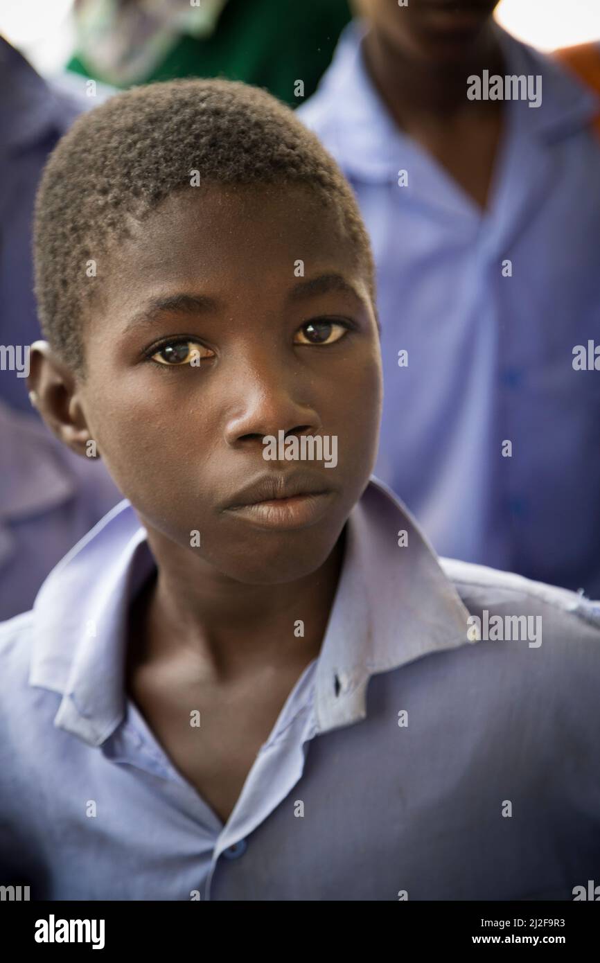 Estudiante de escuela primaria masculina africana en la región de Oshana, Namibia, África meridional. Foto de stock