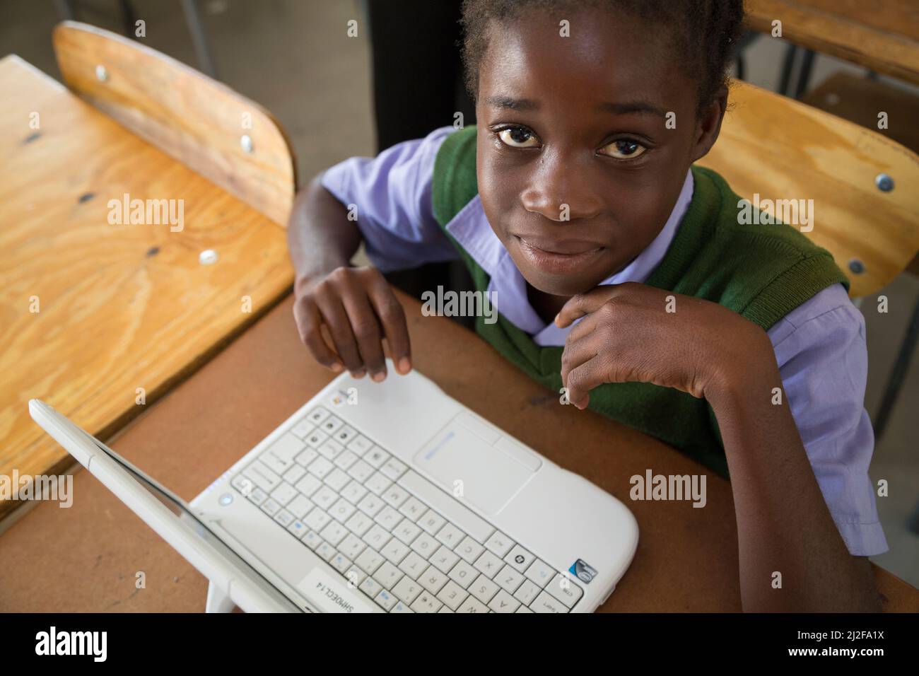 Evelyn Kaimbi (12 años), estudiante del grado 6, aprende usando una computadora portátil nueva en la Escuela Combinada Shikudule en la región de Oshana, Namibia. Como parte de la RE financiada por MCC Foto de stock