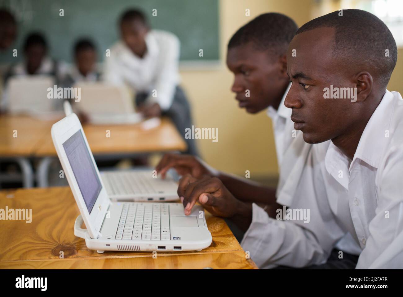 Los estudiantes estudian utilizando nuevas computadoras portátiles en la Escuela Secundaria Olukolo en Ondangwa, Namibia. Como parte de la renovación y expansión financiada por MCC Foto de stock