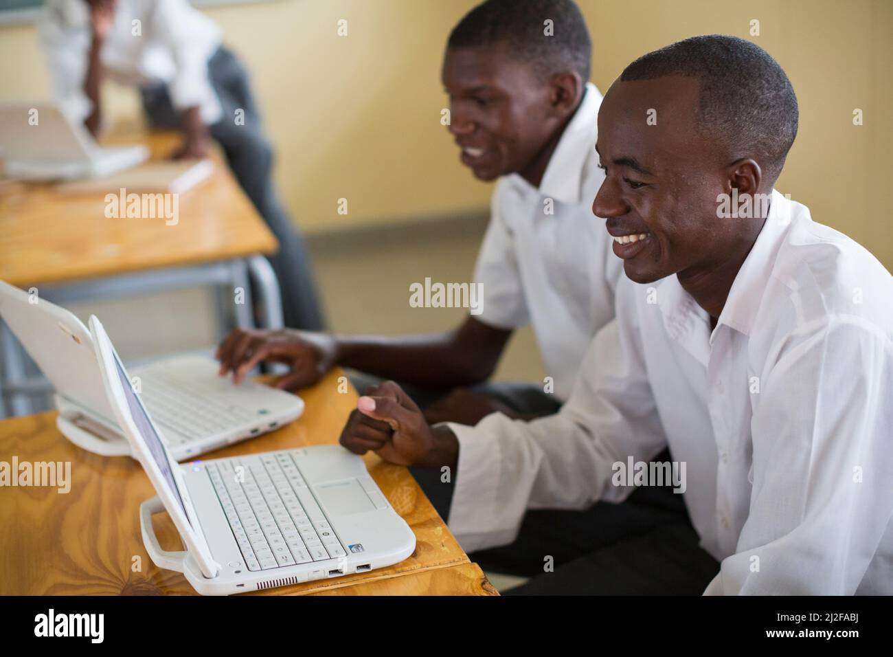 Los estudiantes estudian utilizando nuevas computadoras portátiles en la Escuela Secundaria Olukolo en Ondangwa, Namibia. Como parte de la renovación y expansión financiada por MCC Foto de stock