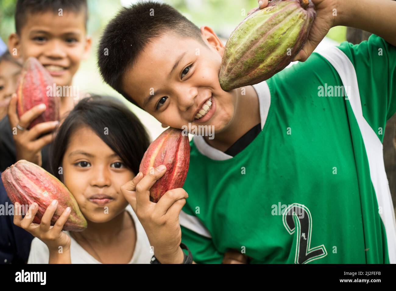 Radit (10, r) y Ririn (7, l) son hijos de productores de cacao en la Regencia de Mamuju, Indonesia, donde MCC está ayudando a fortalecer el chai de valor del cacao Foto de stock