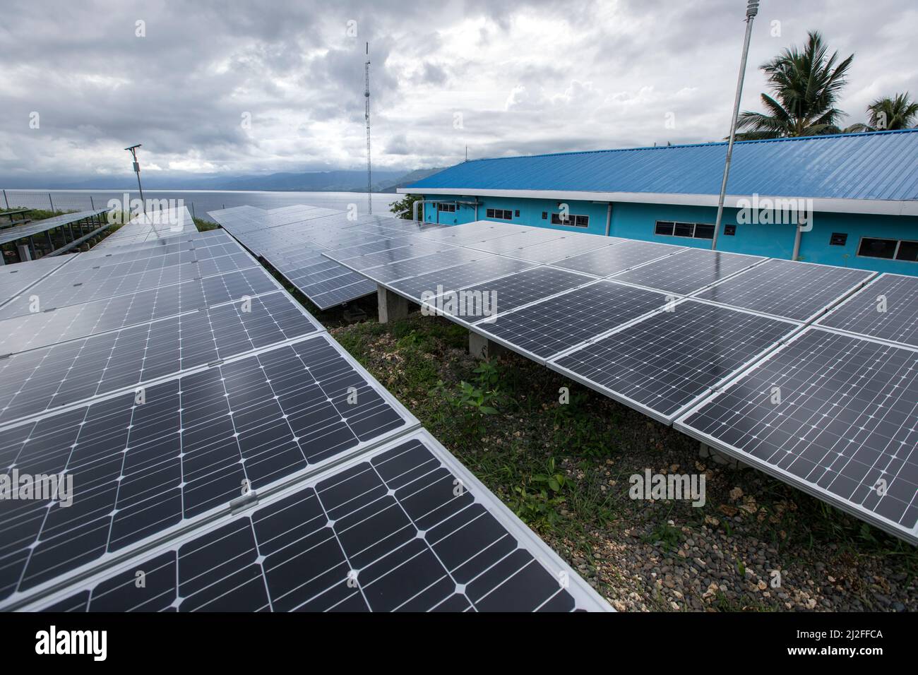 MCC ha llevado electricidad estable con energía solar a los residentes de la isla de Karampuang, Indonesia, bajo el proyecto de prosperidad verde de la Indone Foto de stock