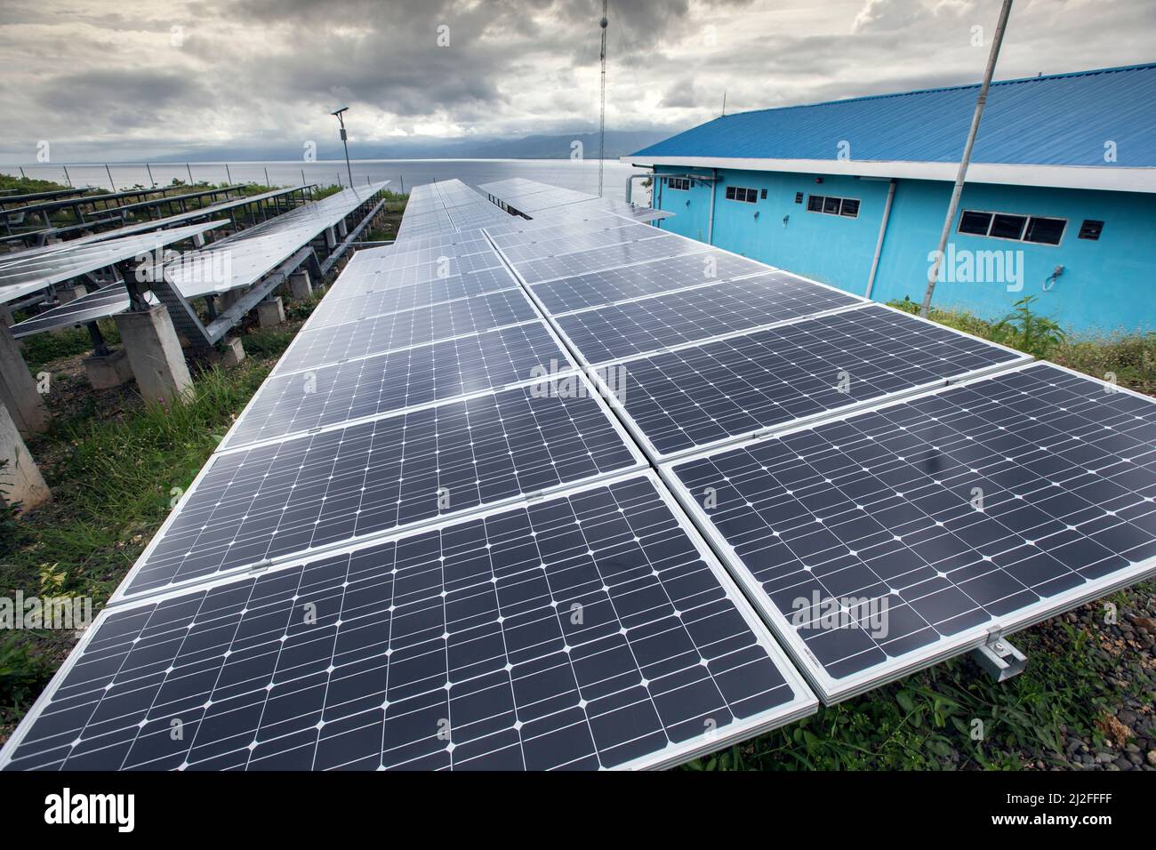 MCC ha llevado electricidad estable con energía solar a los residentes de la isla de Karampuang, Indonesia, bajo el proyecto de prosperidad verde de la Indone Foto de stock