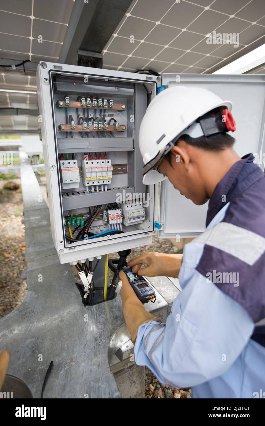 Aldi (25 años), técnico eléctrico subalterno, inspecciona y mantiene paneles solares en la isla de Karampuang, Indonesia, que fueron instalados como parte del Gree Foto de stock