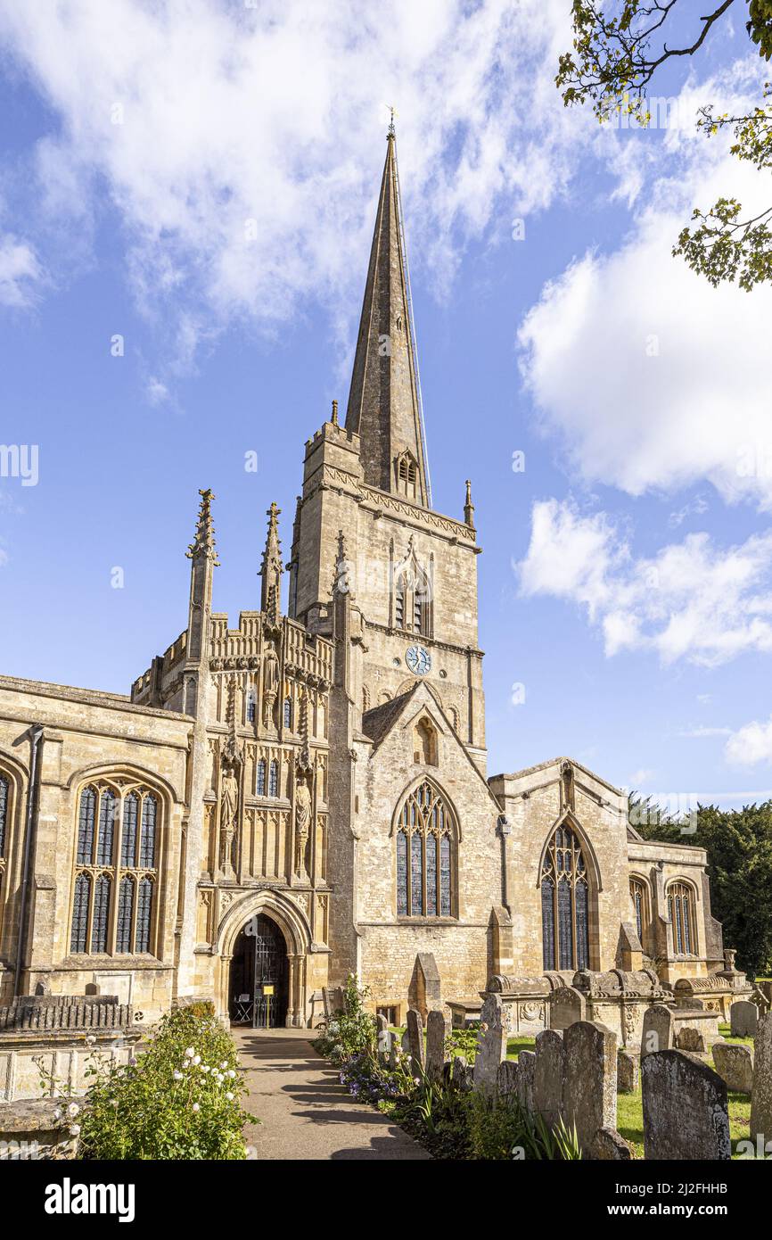 La iglesia parroquial de San Juan Bautista en la ciudad Cotswold de Burford, Oxfordshire, Inglaterra Reino Unido Foto de stock
