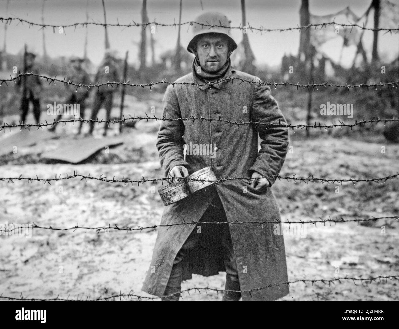 Prisionero de guerra alemán de la Primera Guerra Mundial detrás de alambre de púas del campamento de prisioneros de guerra en Langemarck, Flandes Occidental, Bélgica en 1917 durante la Primera Guerra Mundial Foto de stock