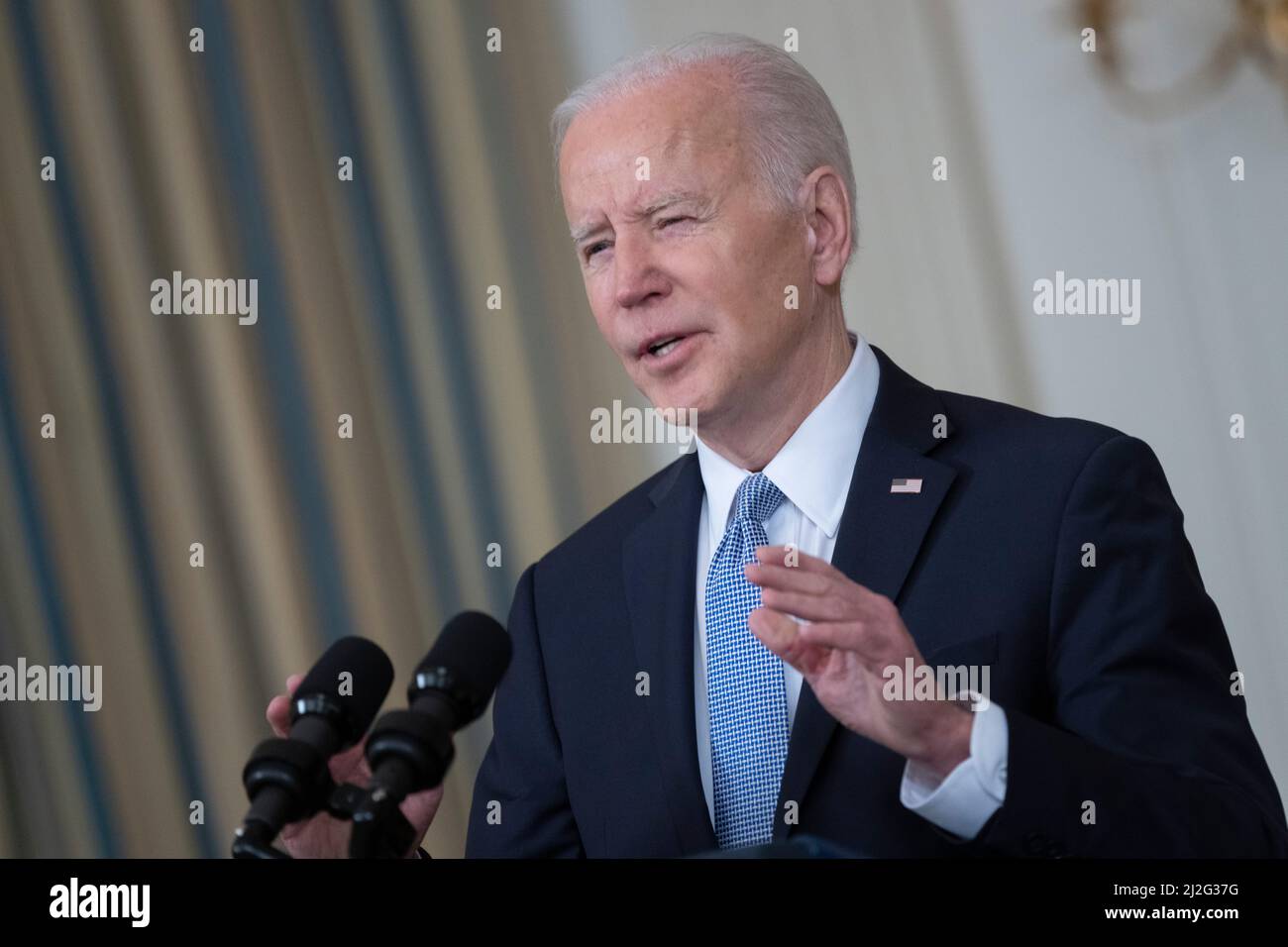 El presidente de los Estados Unidos, Joe Biden, hace comentarios sobre el informe de marzo sobre empleos en la Casa Blanca en Washington, DC, viernes 1 de abril de 2022.Crédito: Chris Kleponis/CNP /MediaPunch Foto de stock