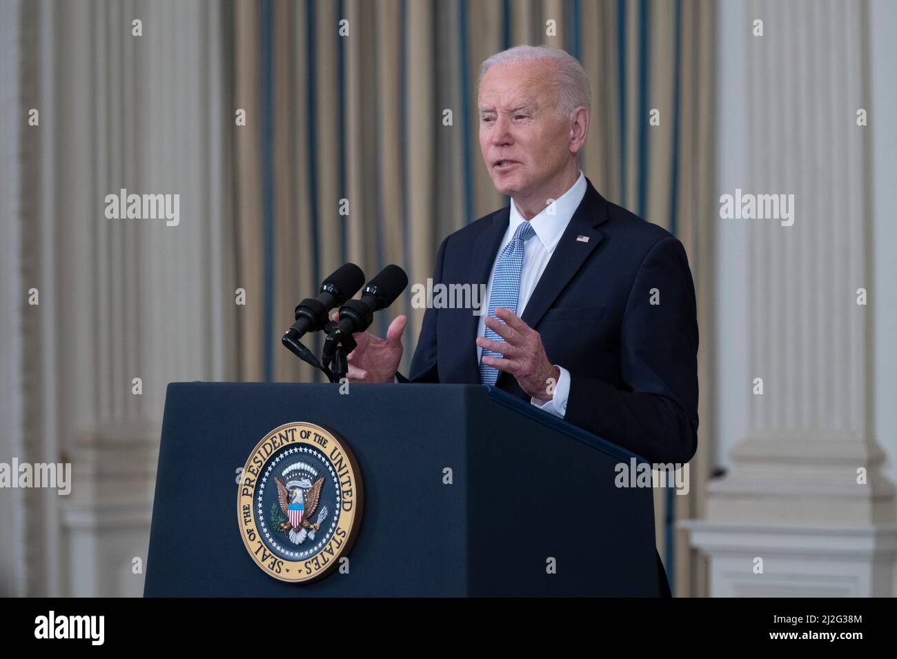 El presidente de los Estados Unidos, Joe Biden, hace comentarios sobre el informe de marzo sobre empleos en la Casa Blanca en Washington, DC, viernes 1 de abril de 2022.Crédito: Chris Kleponis/CNP /MediaPunch Foto de stock